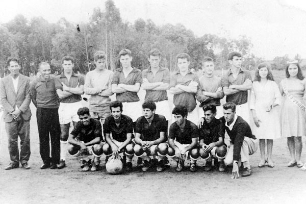 Os leitores Kiruba e Toinzé mandam esta colaboração. A foto foi tirada no ano de 1966, no alto da Vila Scarabucci, campo que era utilizado pelo Esporte Clube Municipal. Em pé, da esquerda para a direita, João Bururu, Ataliba, Zé Wilson, Mário, Zezinho, Bê